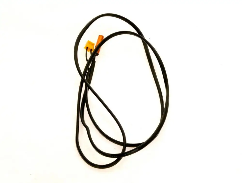 Schwarzes Kabel mit zwei Anschlussstücken, möglicherweise für einen Temperaturfühler von Bosch. Die Drähte sind lose verlegt und weisen eine einfache Struktur auf.